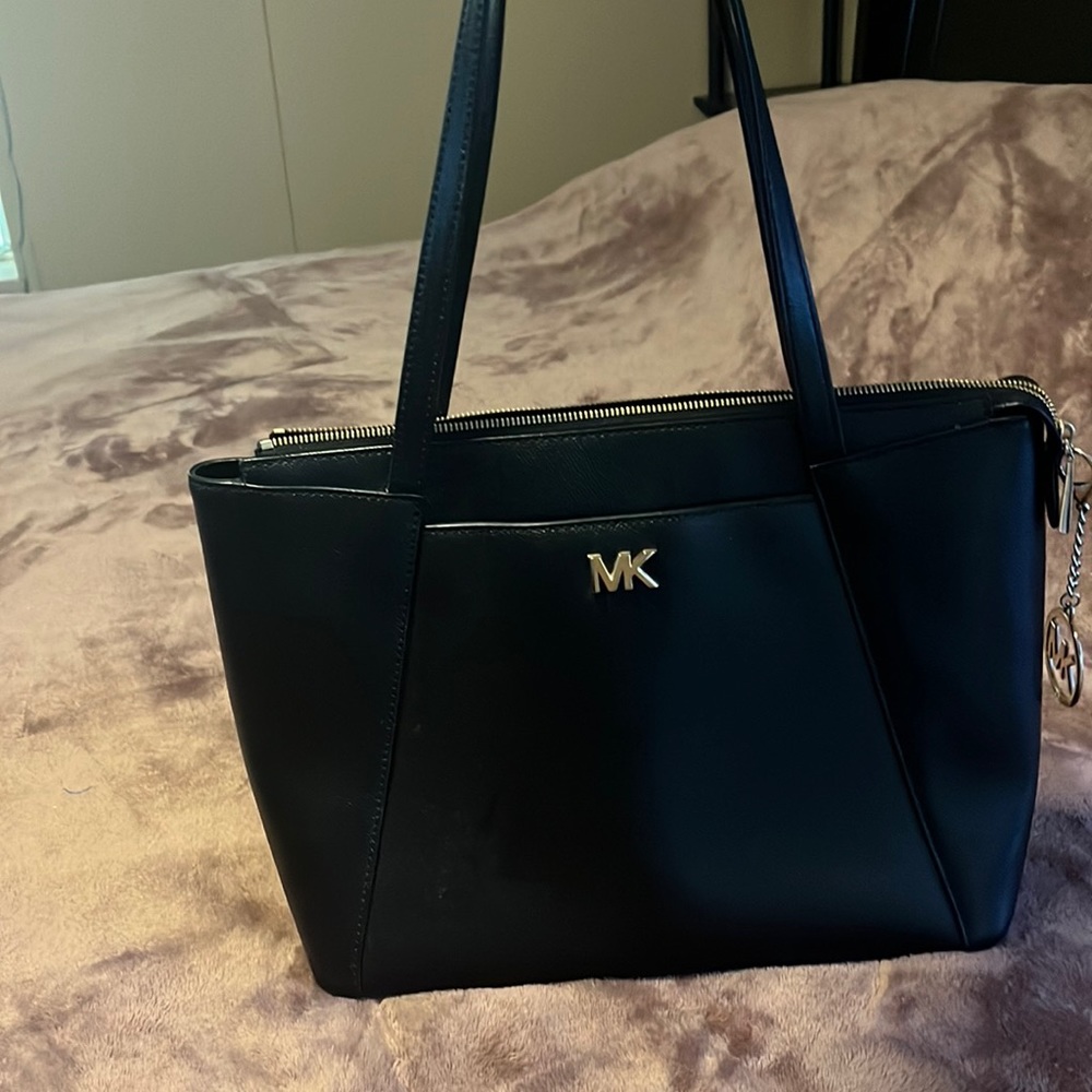 Black Michael Kors shoulder bag in excellent shape.